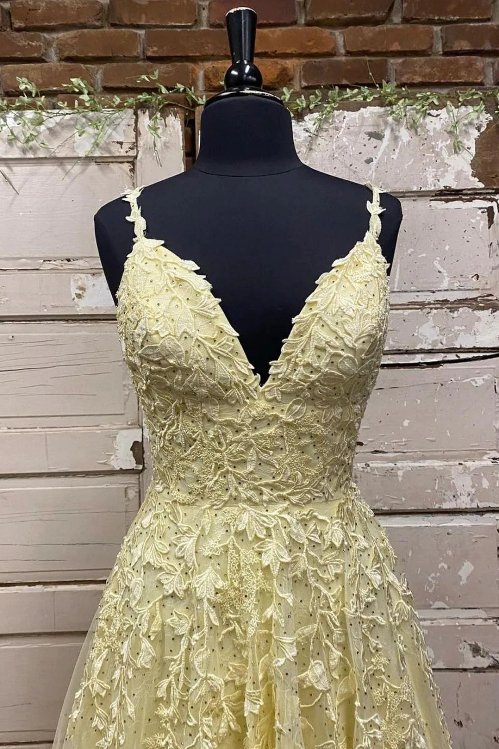 Vestido de fiesta largo amarillo con tirantes finos, corte A y apliques